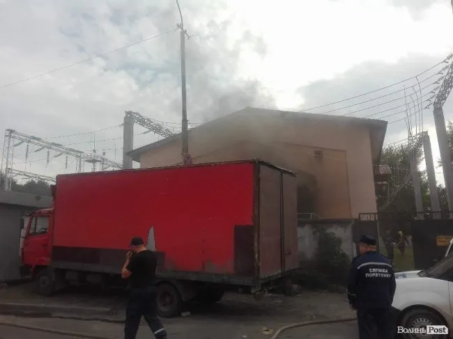 Центр Луцька – без світла: горить електропідстанція (фото)