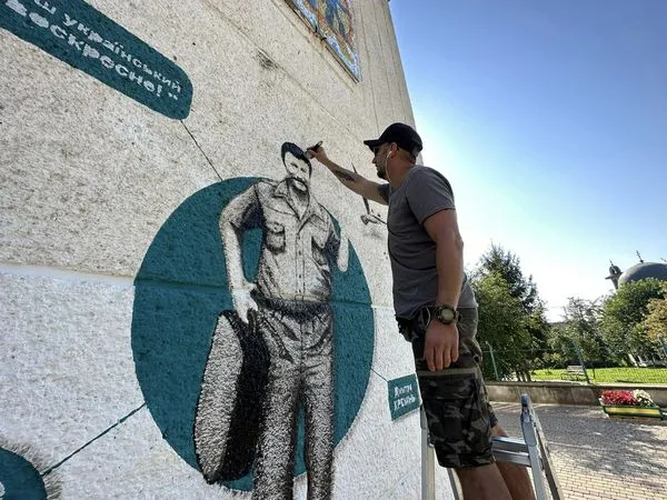 В Ужгороді стіну школи прикрасив мурал від луцького художника (фото)