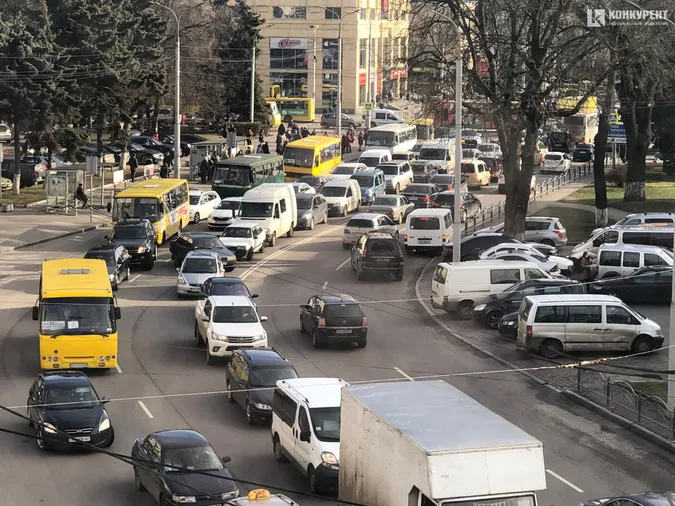 У центрі Луцька  – транспортний колапс: базарники перекрили дорогу (фото, ОНОВЛЕНО)