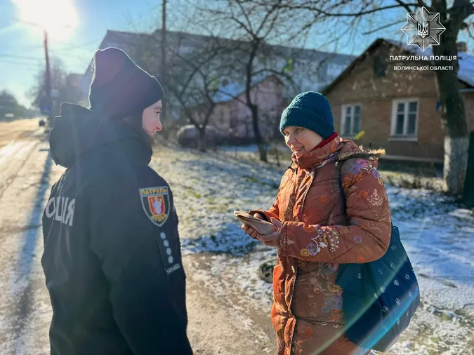 У Луцьку патрульні за дотримання ПДР дарували подарунки водіям і пішоходам (фото)