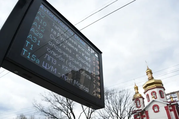 На луцьких зупинках побільшало інформаційних табло (фото)