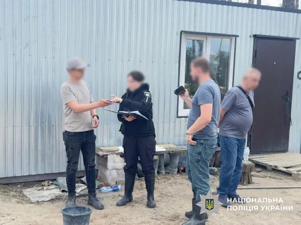 Знищили 50 га родючого ґрунту та понад 700 дерев: на Рівненщині викрили схему видобутку бурштину (фото)