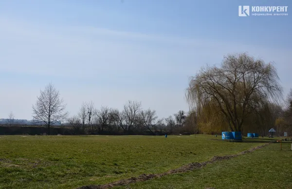 Карантинна весна у Луцьку: маски, черги і малолюдні вулиці (ФОТО)