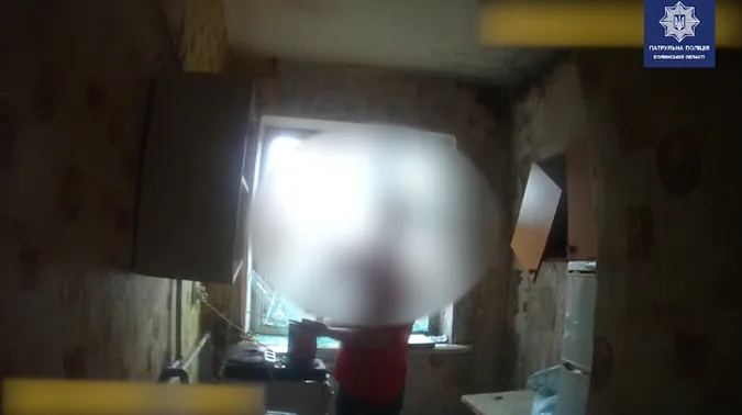 У Луцьку чоловік намагався перерізати собі горло віконним склом (відео)