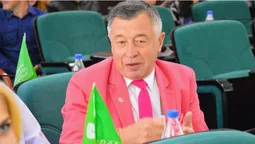 "Рожевий" депутат в зеленій кімнаті: фоторепортаж із сесії Луцькради
