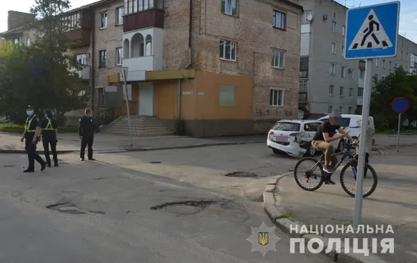 У Ковелі після зіткнення з авто мотоцикл в'їхав у дерево (фото)