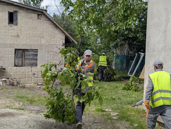 120 тонн «відходів руйнації»: у Луцьку ліквідовують наслідки вибухів (фото)