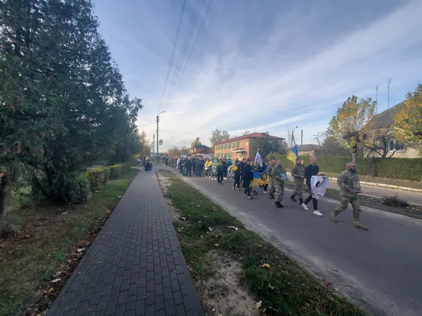 Дорогу встелили квітами: на Волині провели в останню дорогу Віталія Козея (фото)