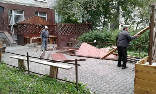 Луцькі муніципали «розібрали» альтанку біля пабу, яка стояла роками (фото)