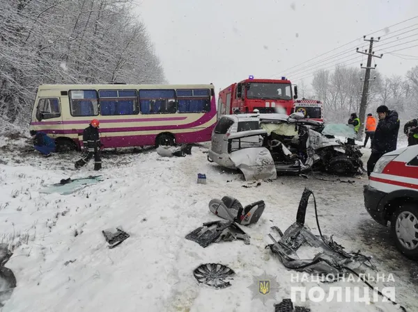 Зіткнення автобуса та легковика на Львівщині: постраждала сім'я з Луцька (фото, відео)