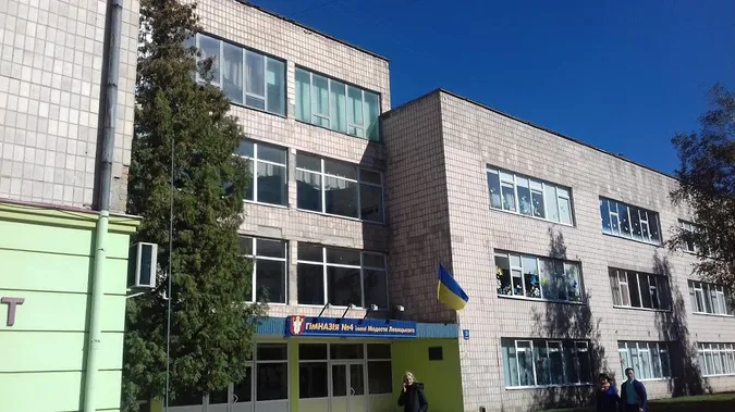 Повідомили, коли і за скільки відремонтують фасад гімназії №4 у Луцьку