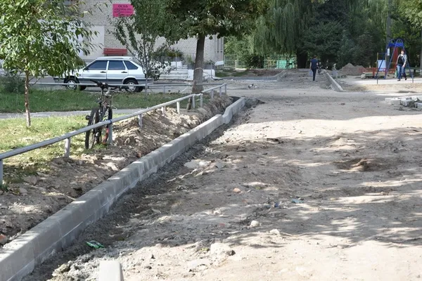 Як у Луцьку ремонтують дороги та прибудинкові території (фото)