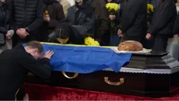Луцьк навколішки попрощався з загиблим на Донеччині захисником Олексієм Федоренком