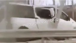 На Волині бус злетів у кювет і пошкодив електроопору (відео)
