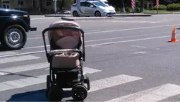 У Луцьку на Відродження машини ледве не збили візок з дитиною (відео)