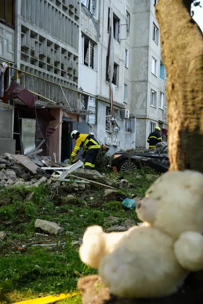 З-під завалів зруйнованого будинку у Луцьку дістають тіло людини (фото)