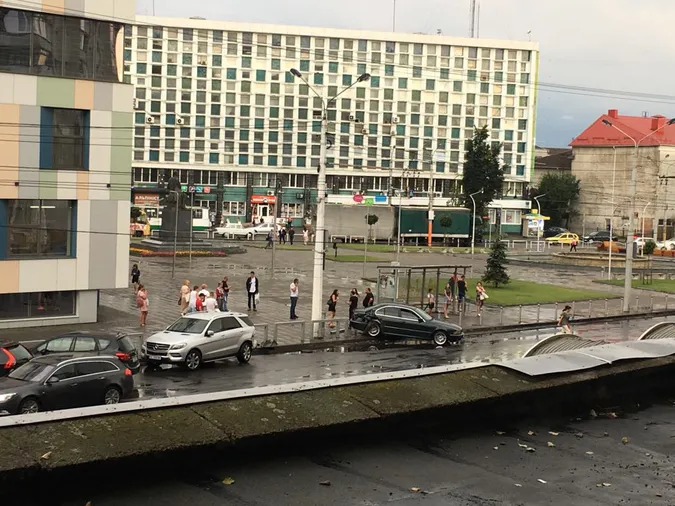 Розворот з ударом: з’явилося відео аварії біля «Променя» (відео)