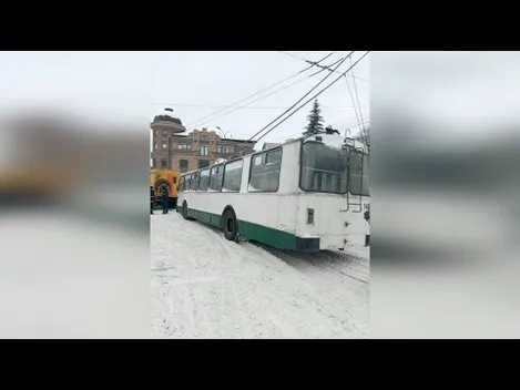 У Луцьку із заметів витягнули дві вантажівки і тролейбус (відео)