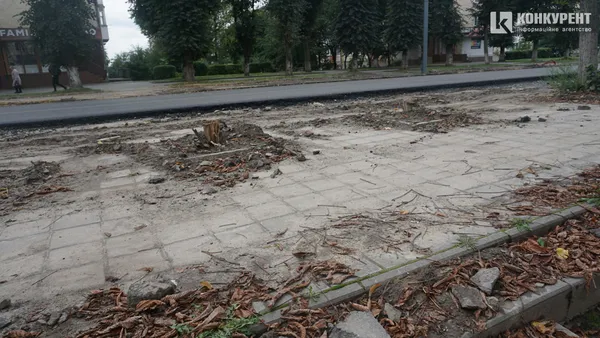 Їздять, ходять, ремонтують: що відбувається на проспекті Волі у Луцьку (фото)