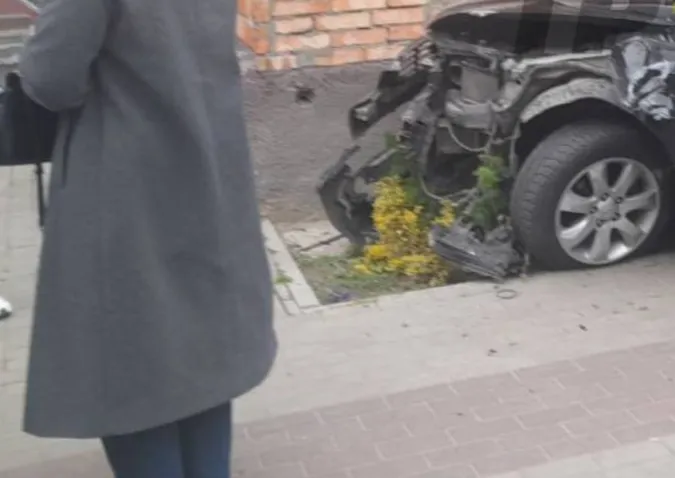У Луцьку водій влетів у п'ятиповерхівку (фото)