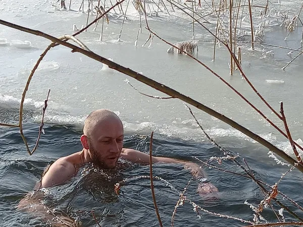 На Стиру в Луцьку освятили воду, люди пірнають в ополонку (фото, відео)