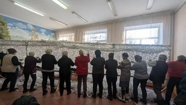 «Совість тягне сюди»: у сільській бібліотеці на Волині волонтерки плетуть маскувальні сітки (фото, відео)