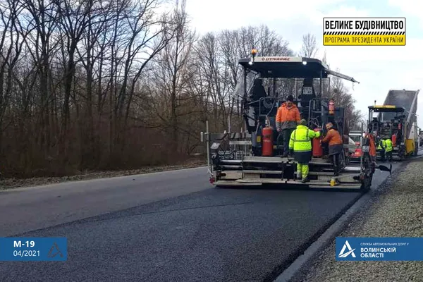 На Волині асфальтують автошлях: рух – в реверсному режимі (фото)