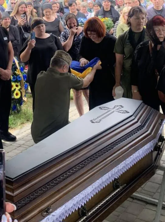 У Городищі попрощалися з Іваном Зелінським: священник, що вінчав, провів і в останню путь (фото)
