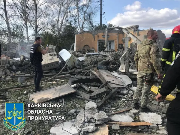 Росіяни вдарили по кафе і магазину на Харківщині: відомо про 49 загиблих (фото)