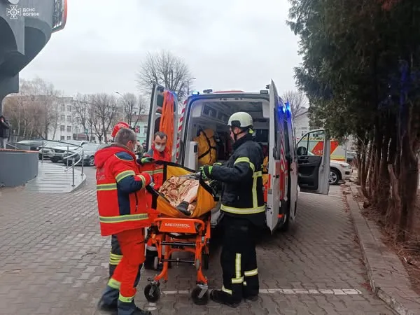 Відчиняли вікна й двері: у Луцьку і Нововолинську рятували літніх чоловіків (фото)