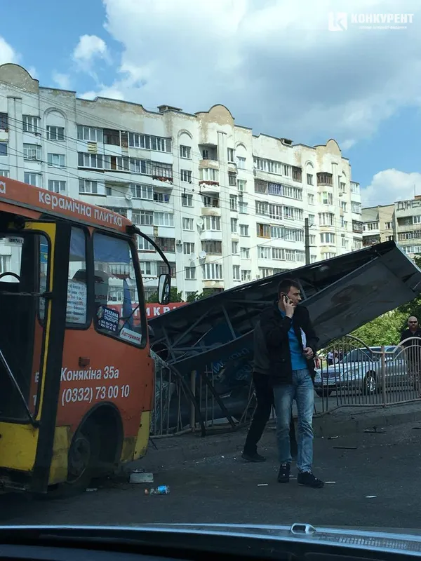 У Луцьку біля Там Таму маршрутка в'їхала в білборд (фото, відео)