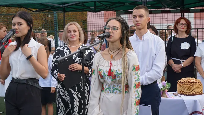 Як відзначили перший дзвоник у Луцькому ліцеї №9 (фото)