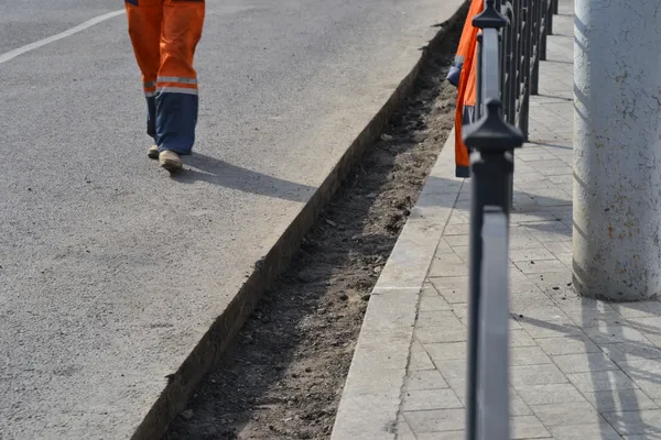 В центрі Луцька після капремонту взялися за облаштування зливової каналізації (фото)