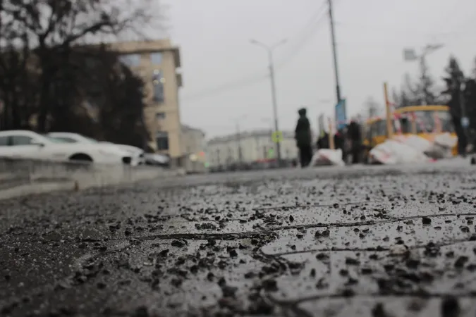 Ожеледиця у Луцьку: місто ледь тримається на ногах (фото)