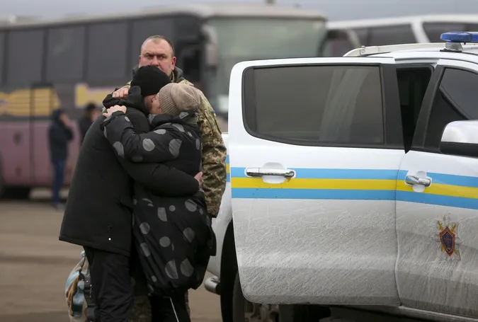 Бізнесмен, військові та журналісти: кого звільнили з полону ОРДЛО (список)