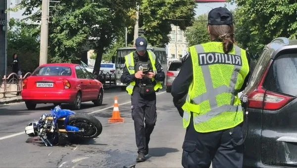 У Луцьку на Винниченка – аварія: зіткнулися мотоцикл і авто (фото)