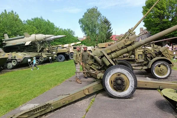 Майже 30 захисників, які реабілітуються у Луцьку, побували у музеї військової техніки (фото, відео)