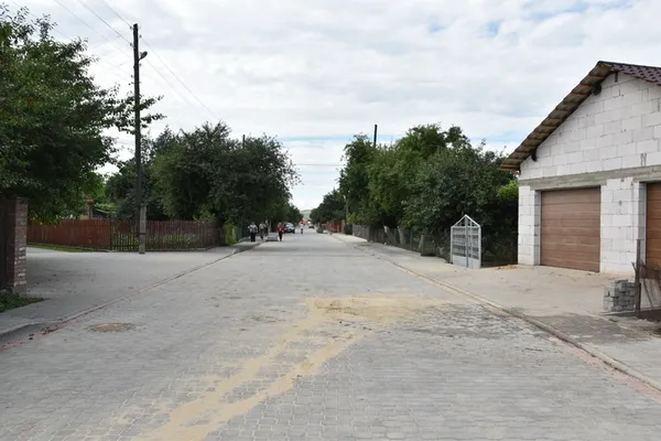 У Луцьку облаштовують нові пішохідні доріжки (фото)