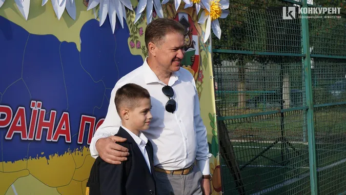 Квіти, дзвоники і діти: як у Луцькому ліцеї №9 відзначили 1 вересня (фото)