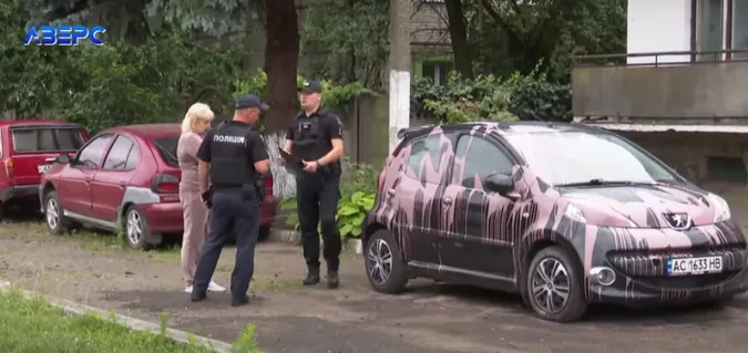 На Волині священнику облили фарбою автомобіль (відео)