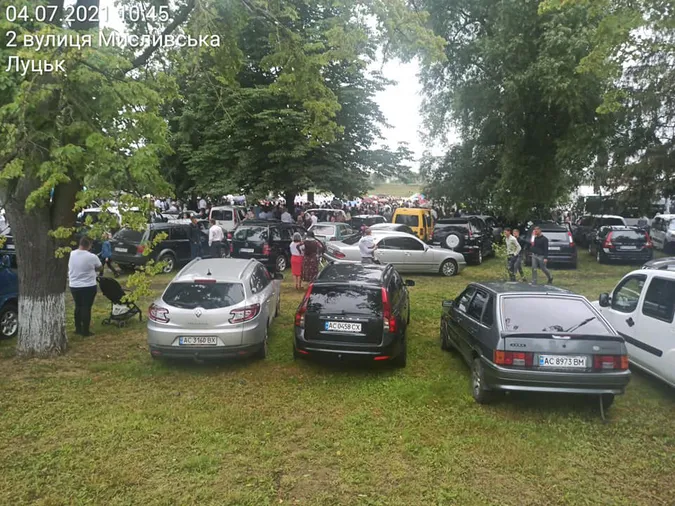 У Луцьку кількадесят християн припаркували авто просто на газоні (фото, відео)