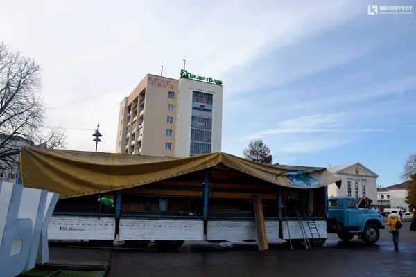 Як у Луцьку чепурять Театральний майдан до новорічно-різдвяних свят (фото)