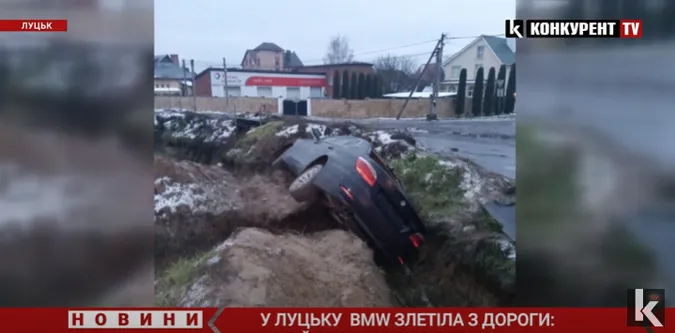 У Луцьку автівка BMW злетіла у кювет – водій втік (відео)