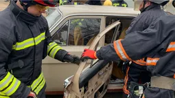 Гідравлічні ножиці, домкрати, електропилки: у Нововолинську "рятували" потерпілих в ДТП (фото)