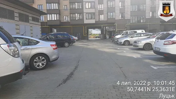 «Хаотичне паркування»: муніципали знайшли порушника у дворі новобудови у Луцьку (фото)