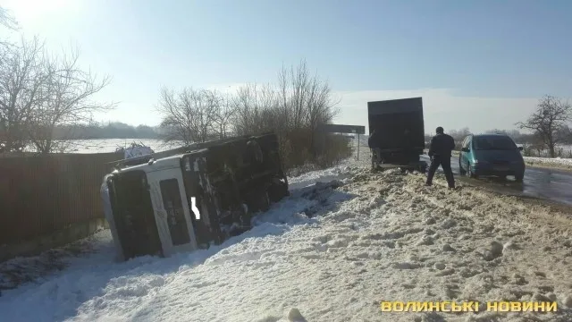 На дорозі Луцьк-Львів перевернулася вантажівка