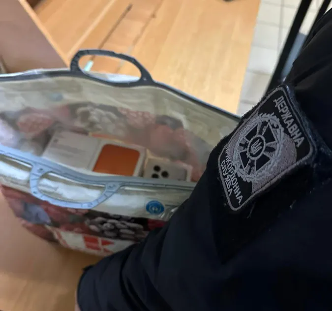 Сховала під сосиски: волинянка везла в Україну понад два десятки iPhone 17 Pro Max (фото)