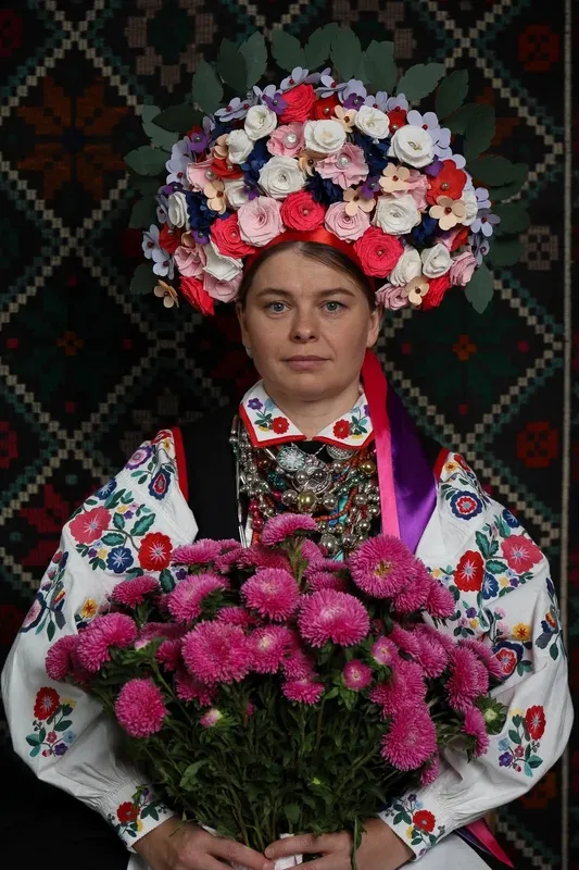 Переколяна гладь, лускавки і волинська крайка: весільний стрій з Любешівщини вдруге отримав нагороду (фото)