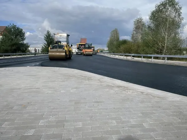 Фінішна пряма: на під'їздах до пункту пропуску «Ягодин – Дорогуськ» укладають верхній шар асфальту (фото)