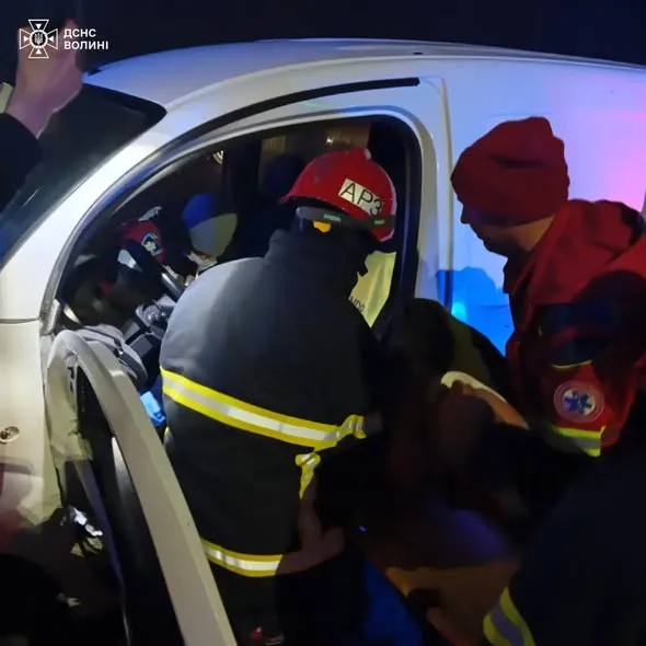 У Зміїнці сталася аварія – одного з водіїв затиснуло всередині авто (фото)